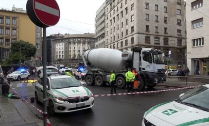 Milano, donna in bici travolta e uccisa da una betoniera
