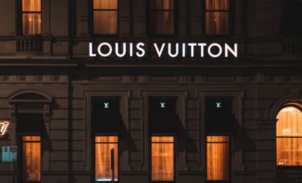 Il popolo in rivolta della Francia manda un messaggio al Consiglio Costituzionale assaltando la sede del gruppo Louis Vuitton
