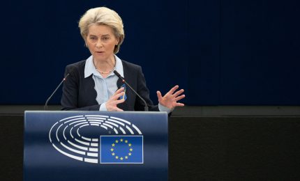 La presidente della Commissione europea Ursula von der Leyen apre alla Cina (e alla Russia) e molla l'Ucraina/ MATTINALE 895