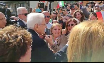 Fuoriprogramma "rosanero" per Mattarella, firma sciarpa a tifosa