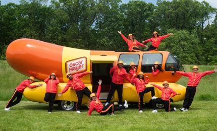I sette giganteschi Wienermobili che promuovono i würstel (o Brühwurst9 negli Stati Uniti d'America