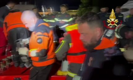 Barca affonda nel lago Maggiore, il recupero delle 4 vittime