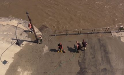 Maltempo, torinesi puliscono gli argini del Po