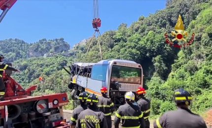 Recuperato il pullman precipitato in Costiera Amalfitana