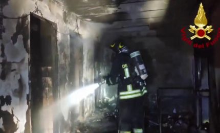 Incendio in azienda di lavorazione alimenti nel ragusano