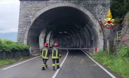 Lecco, frana provoca crollo in galleria. Bloccata strada e ferrovia