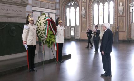 L'omaggio di Mattarella a Manzoni al Cimitero Monumentale di Milano