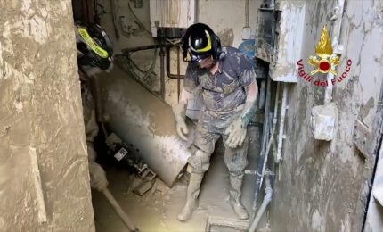 Alluvione in Romagna, corsa per liberare le case dal fango