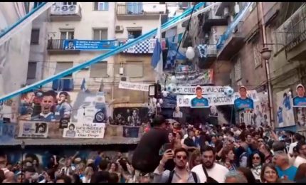 Festa scudetto a Napoli, per le vie della citt&agrave; si cammina a fatica
