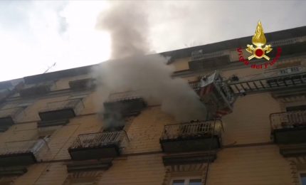 Incendio in appartamento a Napoli, evacuate persone bloccate dal fumo