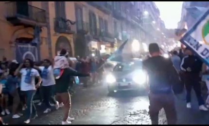 Festa scudetto a Napoli, sfilata di motorini e auto in citt&agrave;