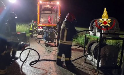 Autocisterna carica di gpl si ribalta nel maceratese, le immagini