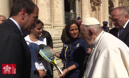 Asta benefica per racchetta da padel autografata dal Papa