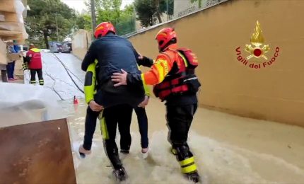 Operaio bloccato a Riccione per il maltempo, le immagini del soccorso
