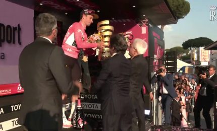 Giro d'Italia, il Presidente Mattarella consegna il Trofeo a Roglic