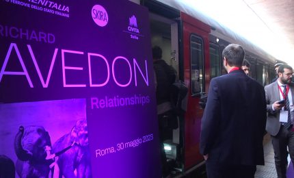 Un Intercity viaggia con gli scatti di Richard Avedon