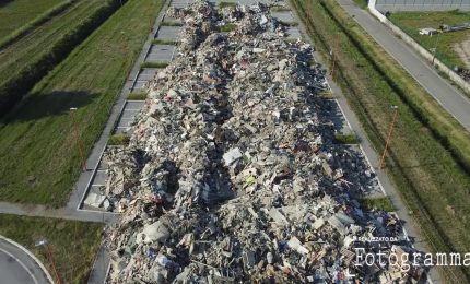 Alluvione in Emilia Romagna, montagne di detriti