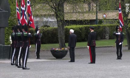 Oslo, Mattarella depone una corona di fiori alla Fortezza Akershus