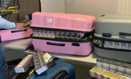 In aeroporto con 140 chili di sigarette, 4 denunciati a Bologna