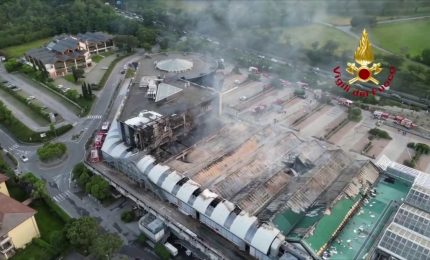 Desenzano del Garda, incendio in centro commerciale. Al via bonifica