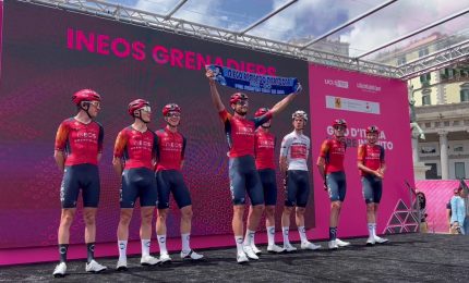 Giro d'Italia, Ganna sul palco con la sciarpa del Napoli