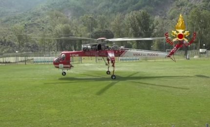 Maltempo, elicottero vigili del fuoco trasporta generatori elettrici