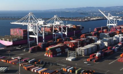 Commercio estero a due velocit&agrave; ad aprile