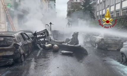 Esplosione a Milano, i Vigili del Fuoco spengono l'incendio