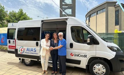 Unicredit dona un pulmino all&rsquo;Aias di Piazza Armerina