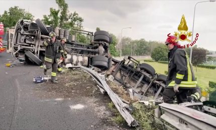 Si ribalta autocisterna, ferito l'autista. Le immagini dei soccorsi