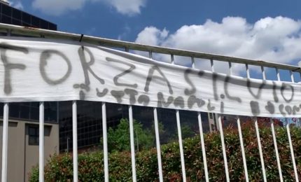 Berlusconi, la folla davanti al San Raffaele per l'ultimo saluto