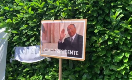 Berlusconi, l'ultimo saluto commosso di cittadini, militanti, tifosi