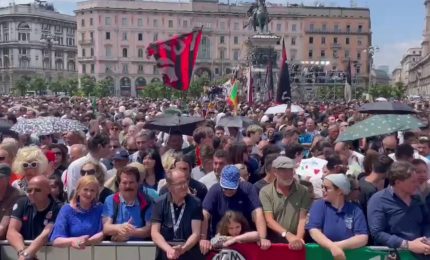 A Milano Piazza Duomo gremita per i funerali di Berlusconi