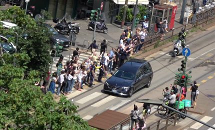 L'arrivo del feretro di Berlusconi a Milano per i funerali