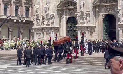 Berlusconi, il feretro arriva in Duomo accolto dagli applausi