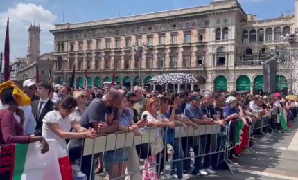 Funerali Berlusconi, gli applausi della folla all'omelia di Delpini