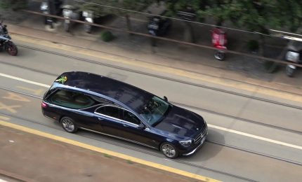 Berlusconi, il feretro in viaggio verso Arcore dopo i funerali