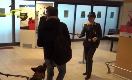 Entravano in Italia con documenti falsi, arrestato un trafficante
