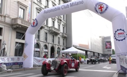 Le auto storiche della 1000Miglia per le strade di Milano
