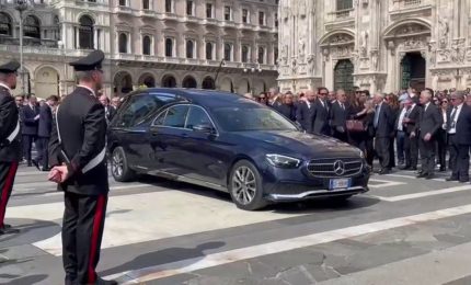 L'addio a Berlusconi, il feretro lascia piazza Duomo tra gli applausi
