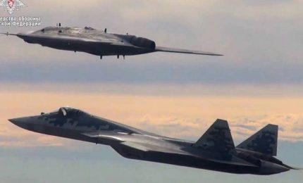 La Russia ha centrato un primo obiettivo con il drone S-70 Hunter che trasporta 3 tonnellate di bombe e missili