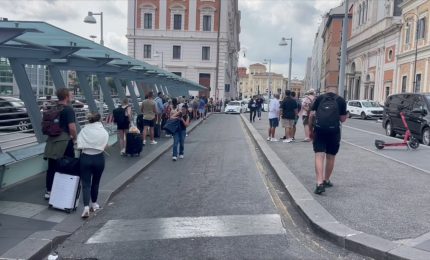 Emergenza taxi in citt&agrave;, file e lunghi tempi attesa da Milano a Roma