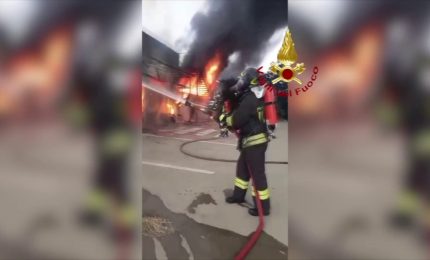 Incendio in un capannone nel cosentino, le operazioni di spegnimento