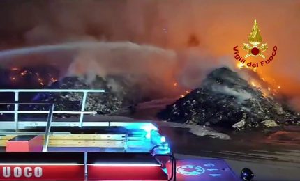 Vigili del fuoco domano incendio di rifiuti nel Ravennate