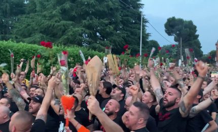 I tifosi del Milan rendono omaggio a Silvio Berlusconi