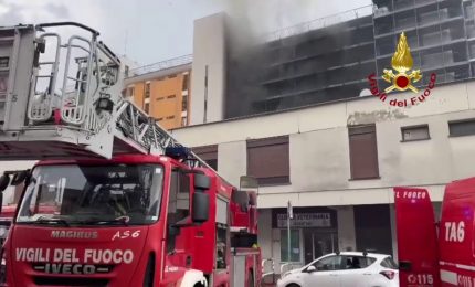 Roma, incendio in un palazzo. Un morto e nove feriti