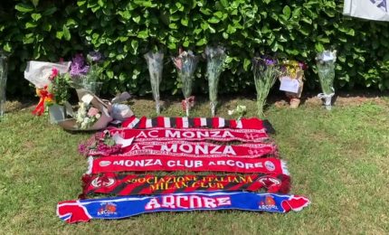 Ad Arcore fiori e striscioni per l'addio a Silvio Berlusconi