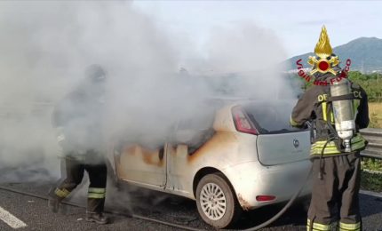 Auto in fiamme sull'autostrada A30, attimi di paura nel Napoletano