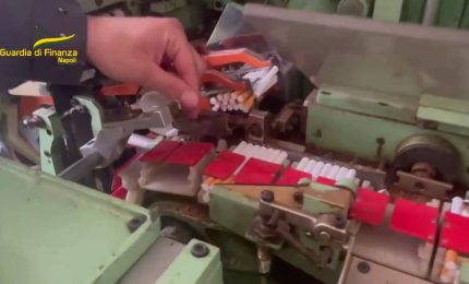 Scoperta fabbrica illegale di sigarette a Napoli, sette arresti