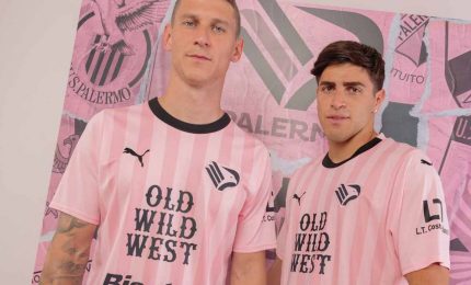 Due tonalit&agrave; di rosa nella nuova maglia Puma del Palermo